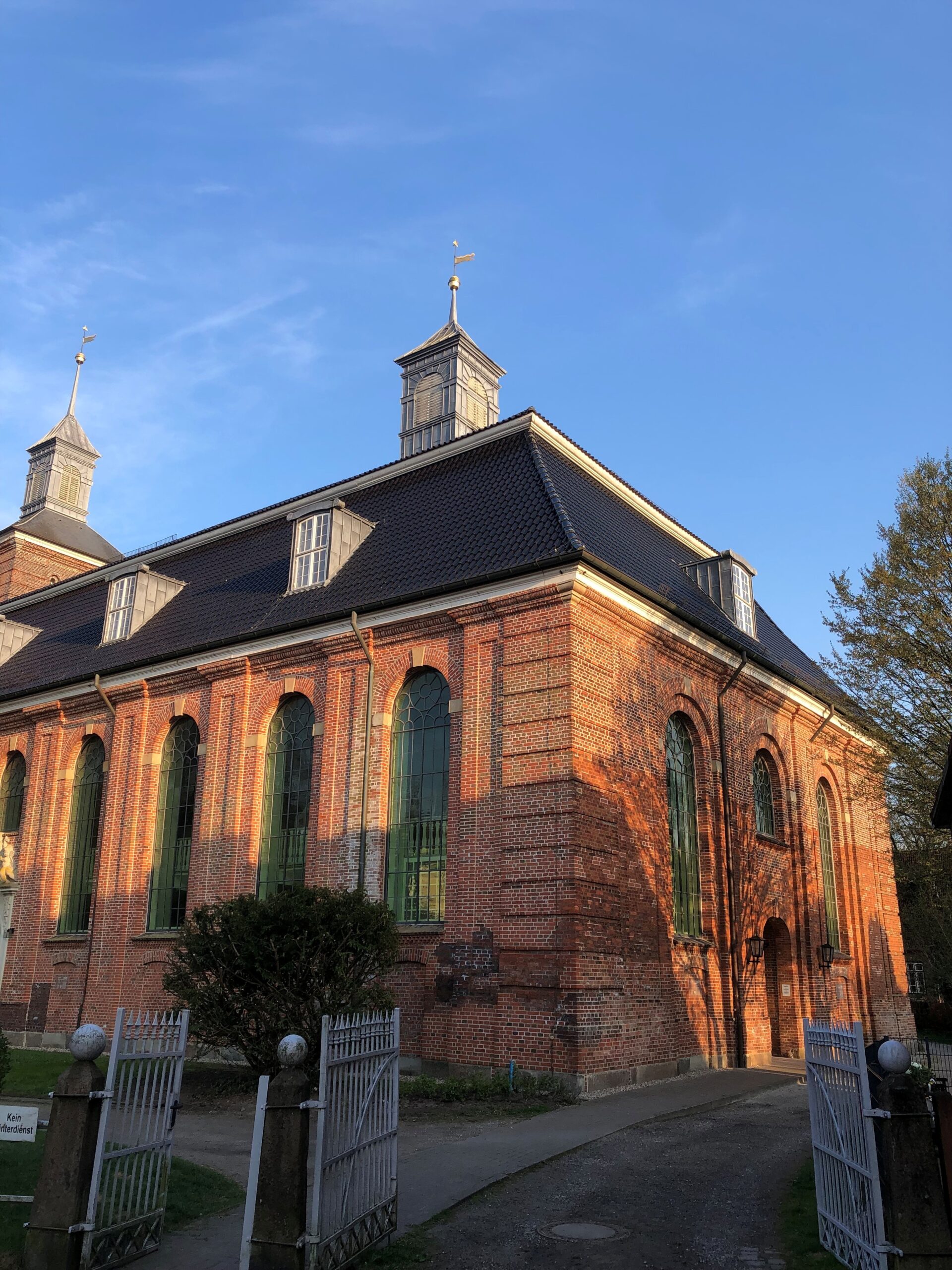 Klosterkirche_Baum_Schatten